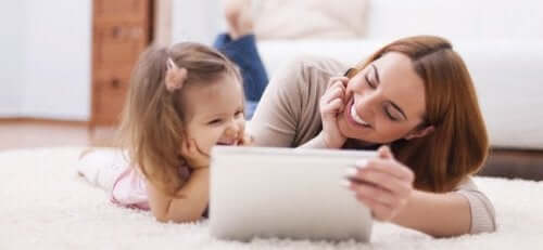 la mere et son enfant devant la tablette