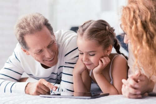 parents utilisant une tablette avec leur fille