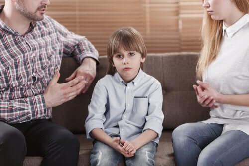 Enfant entre ses parents