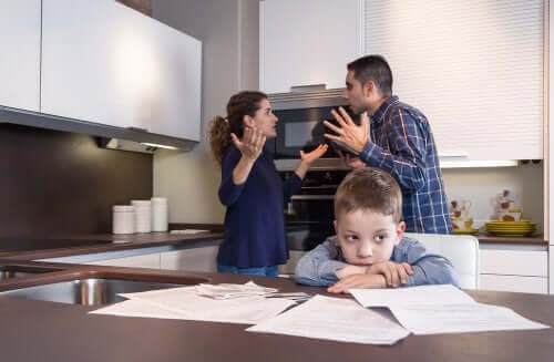 enfant devant ses parents qui se disputent