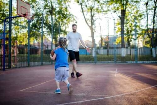 père et fille jouent au basket