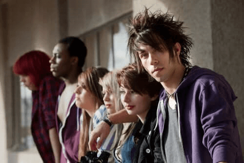 Des adolescents punk