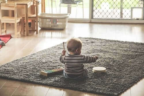 bébé jouant du xylophone et du tambourin