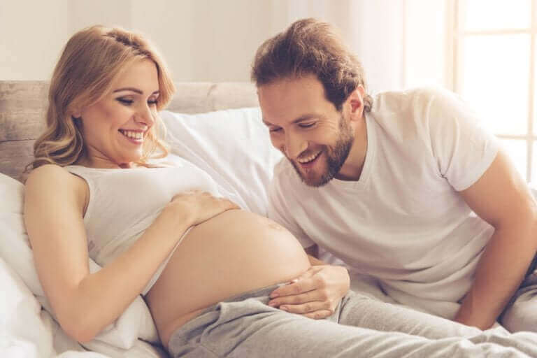 couple admirant le ventre de la femme enceinte