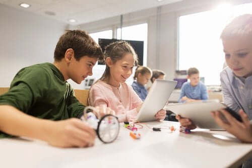 Des frères et soeurs multiples dans la même classe