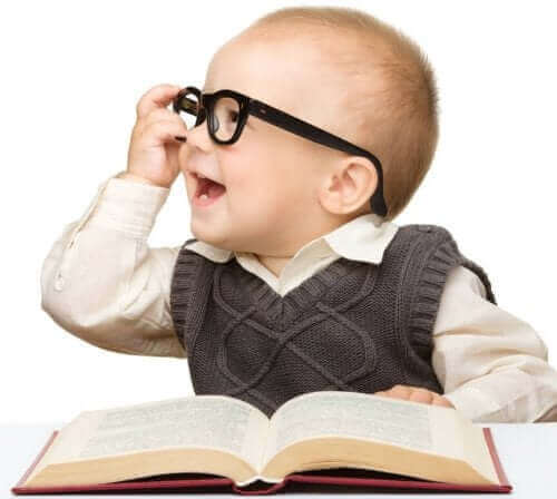 bébé intelligent avec des lunettes