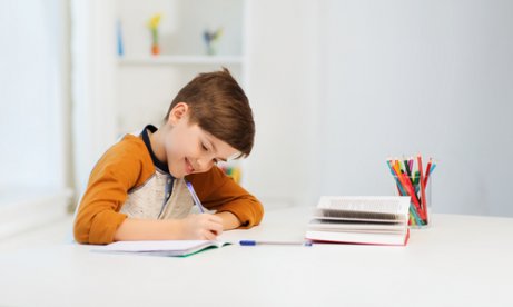 Un enfant qui travaille dans sa salle d'études