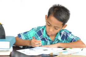 Collégienne faisant ses devoirs Collégienne faisant ses devoirs