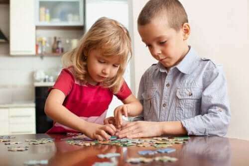 enfants faisant un puzzle ensemble