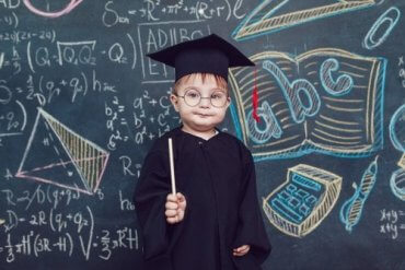 enfant en tenue de diplômé au tableau