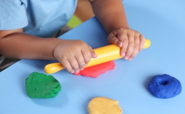 enfant jouant avec de la pâte à modeler