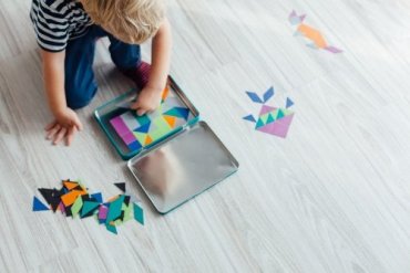 enfant jouant avec un puzzle