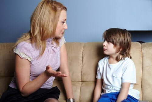 enfant qui parle avec sa mère