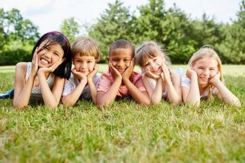 enfants partageant une éducation interculturelle