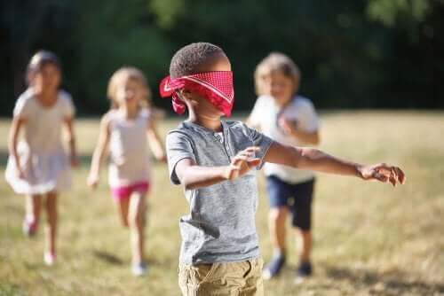 enfants jouant à Colin-maillard