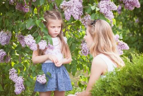 fille en colère dans un jardin