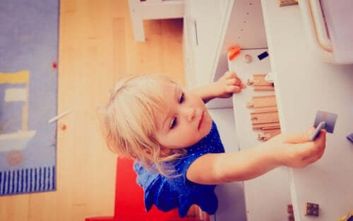 Fillette qui explore, illustration de l'approche kinesthésique dans l'apprentissage