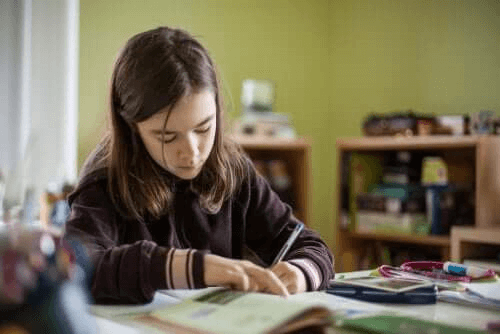 jeune fille étudiant