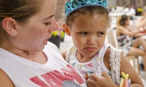 une mère qui met des limites et son enfant énervé