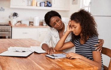 mère et fille faisant les devoirs