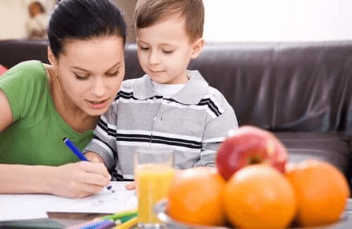 mère et fils faisant les devoirs scolaires ensemble