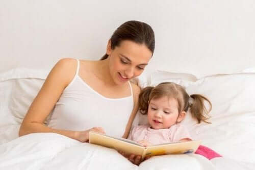 Une mère qui lit un conte à sa fille