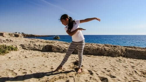 enfant sur la plage pratiquant la biodanse