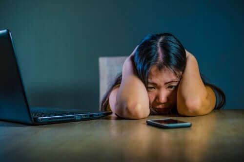 jeune fille pleurant devant son téléphone