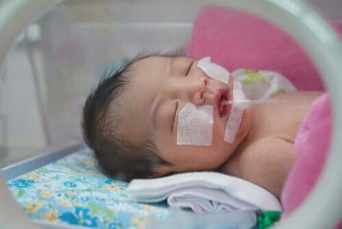 bébé sous couveuse avec le syndrome de détresse respiratoire