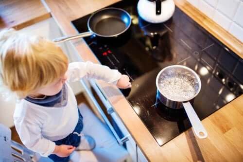 enfant près d'une casserole d'eau bouillante