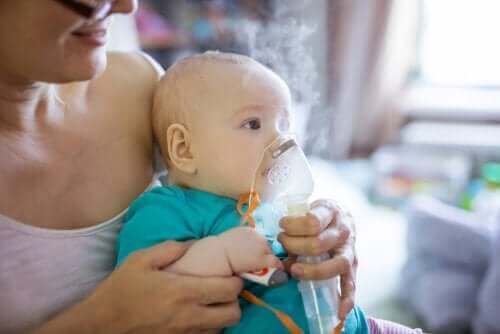 bébé avec des difficultés respiratoires