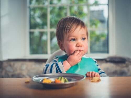 bébé mangeant seul