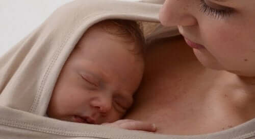 bébé en contact peau à peau