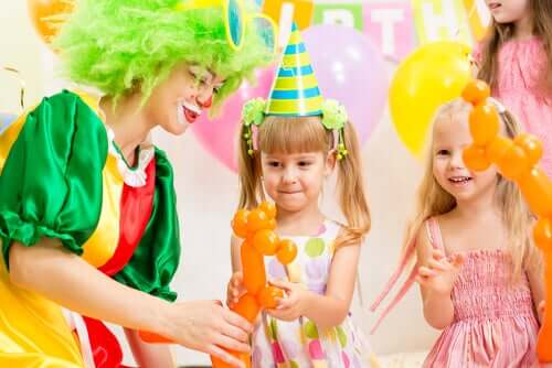 clown avec deux petites filles