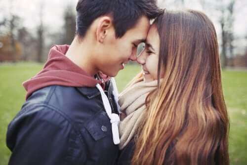 Un couple adolescent