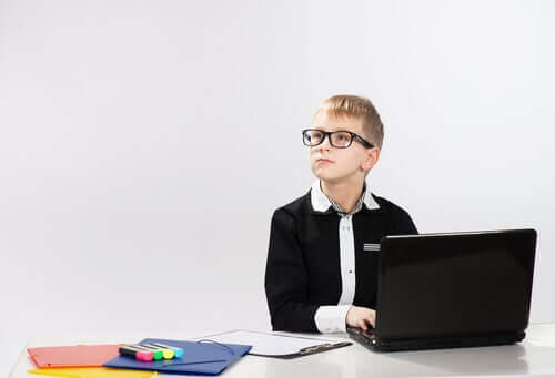 Un enfant intelligent devant un ordinateur