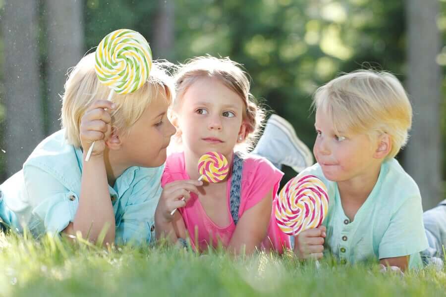 enfants mangeant des bonbons