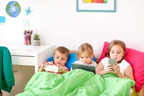 Trois enfants dans un lit