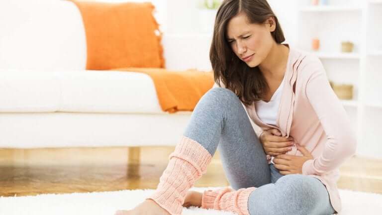 Une jeune femme qui souffre de douleurs abdominales