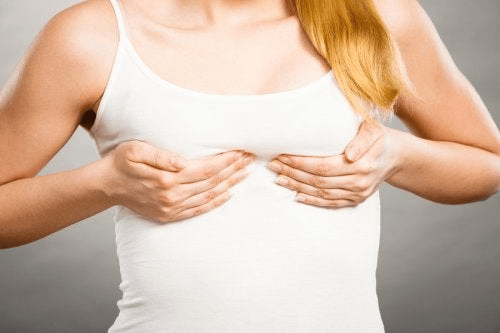 En quoi consiste l'auto-examen des seins ?