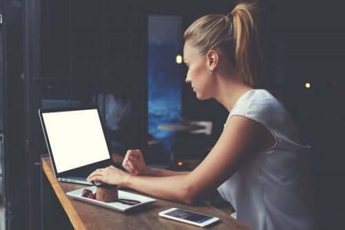 Femme qui travaille sur l'ordinateur