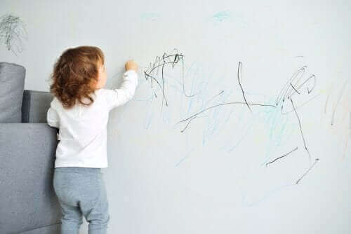 fille écrivant sur un mur