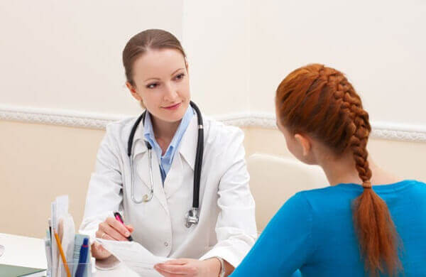 Une gynécologue parle avec une adolescente