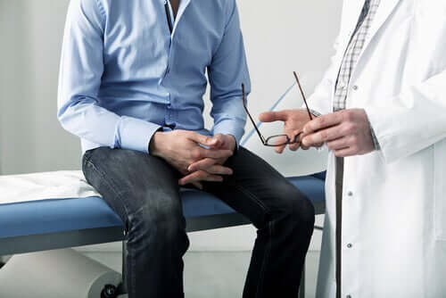 Un homme en consultation avec un médecin
