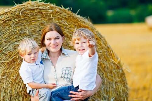 Une femme et ses deux enfants