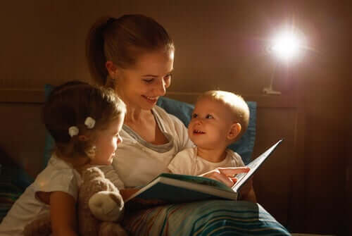 mère lisant à ses enfants