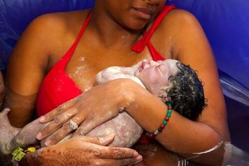 nouveau-né en contact avec la peau de sa mère