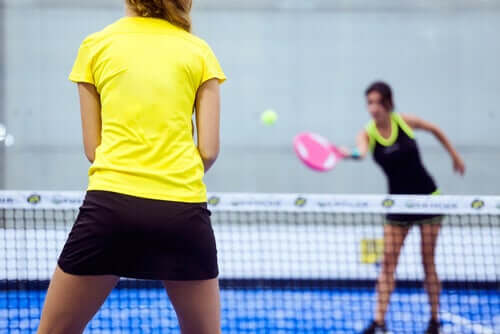femmes jouant au padel