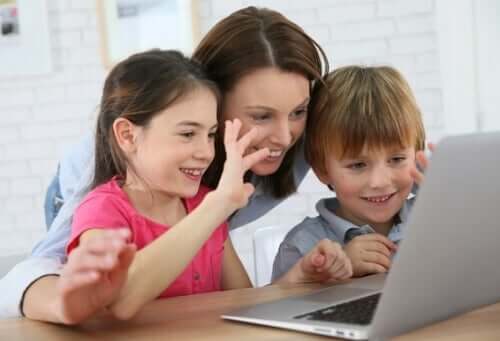 femme et ses enfants devant un ordinateur