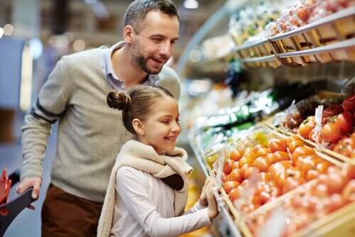 père et fille devant des légumes